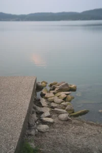Composizione pittorica di un pontile sul lago: gestione avanzata della gamma dinamica e saturazione dei canali colore con il Sistema Retropia