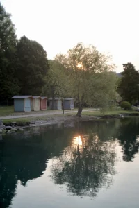 Fotografia di paesaggio e ritratto d'autore sul lago con effetto bokeh morbido e avvolgente ottenuto tramite lenti artigianali Retropia.